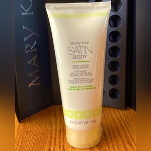 Satin Hands. Revitalizing Shea body scrub
